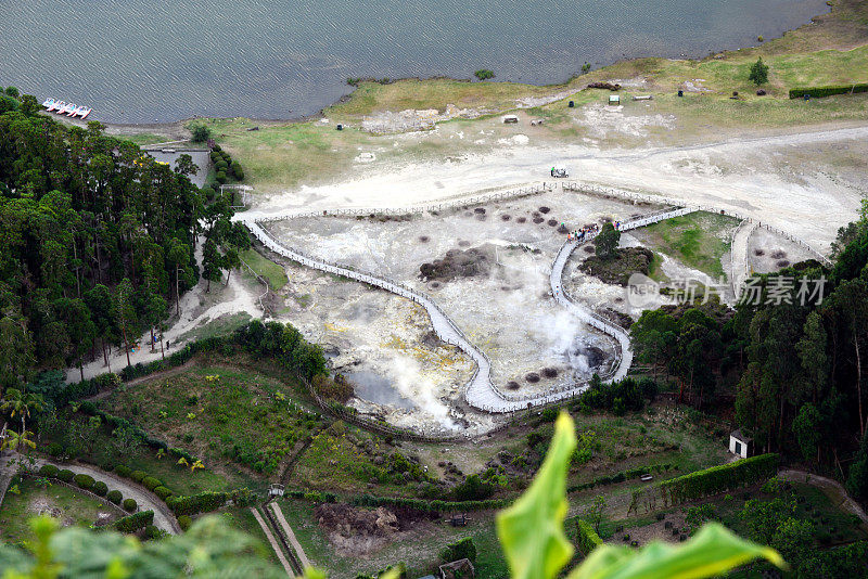 弗纳斯山谷(亚速尔群岛)，火山口湖和教堂“Nossa Senhora das Vitorias”